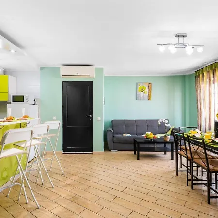 556 Shopping Centre Pueblo Canario Apartment